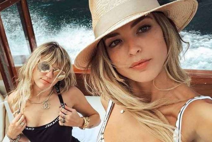 Miley Cyrus e a empresária Kaitlynn Carter
