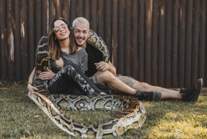 Anitta surge coladinha em cuidador de animais e internautas shippam os dois