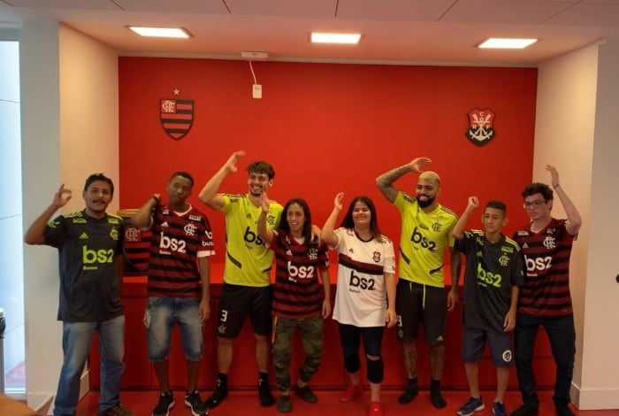 Rodrigo Caio e 
Gabigol, com alunos, professores e funcionários do Ines