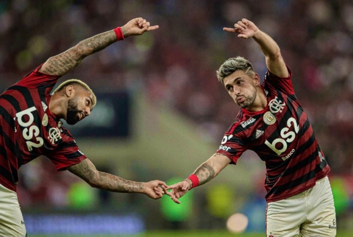 Gabigol (E) e Arrascaeta comemoram os gols no Maracanã e a excelente fase do Flamengo