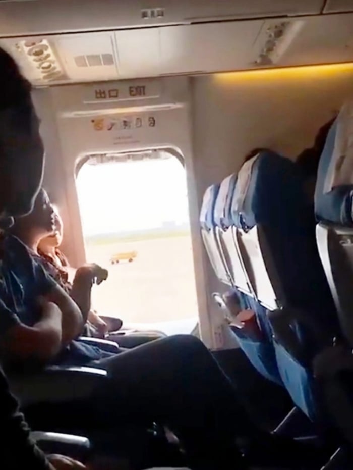 Passageiro abre porta de emergência do avião para tomar ar