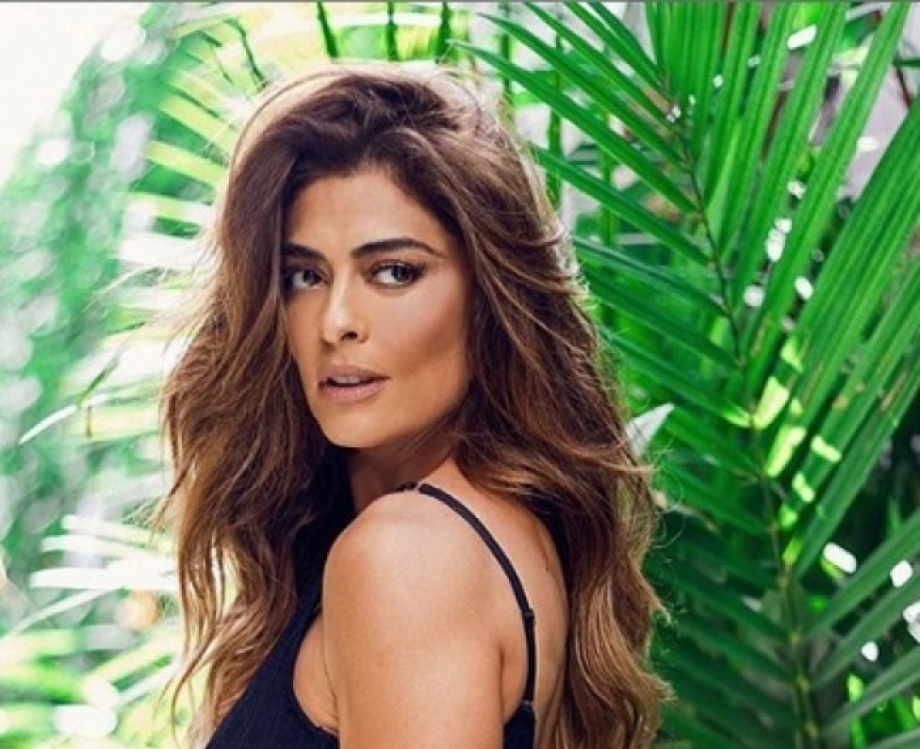 Juliana Paes posa sexy