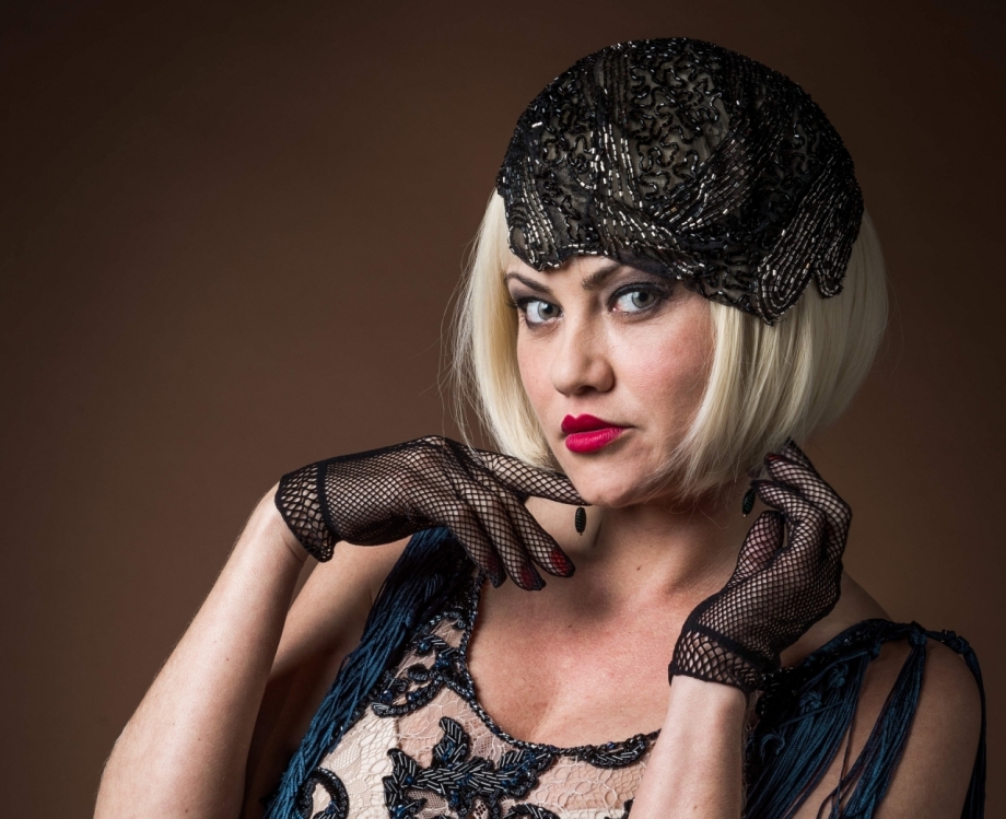 Marion ( Ellen Rocche ) 