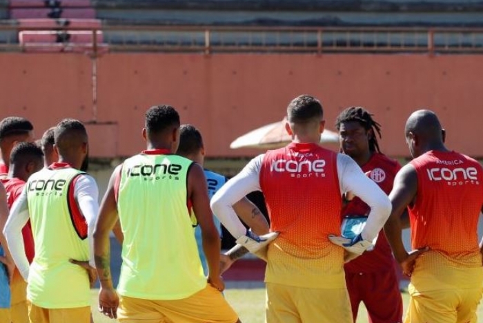 O técnico do América, Ney Barreto, conversa com jogadores

