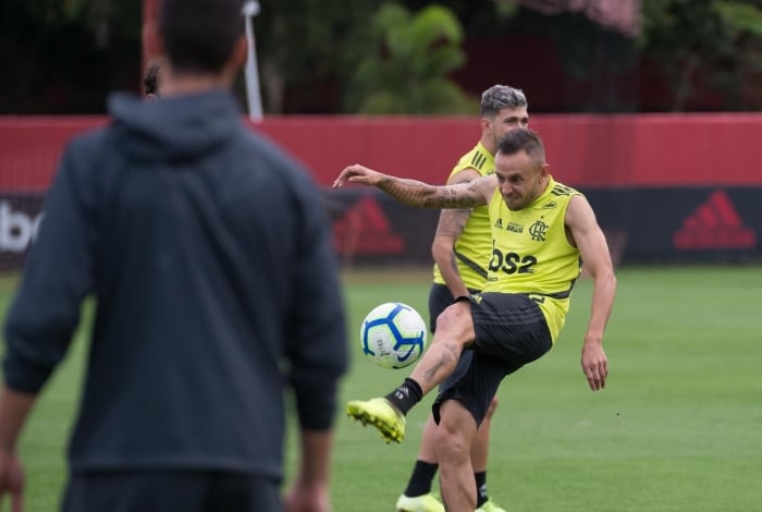Rafinha volta a ser o titular da lateral direita contra o Grêmio