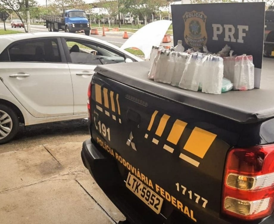 Policiais encontraram aproximadamente 177 frascos de 'cheirinho da lol&oacute;' e 48 frascos de g&aacute;s butano destilado, para serem usados na mistura 