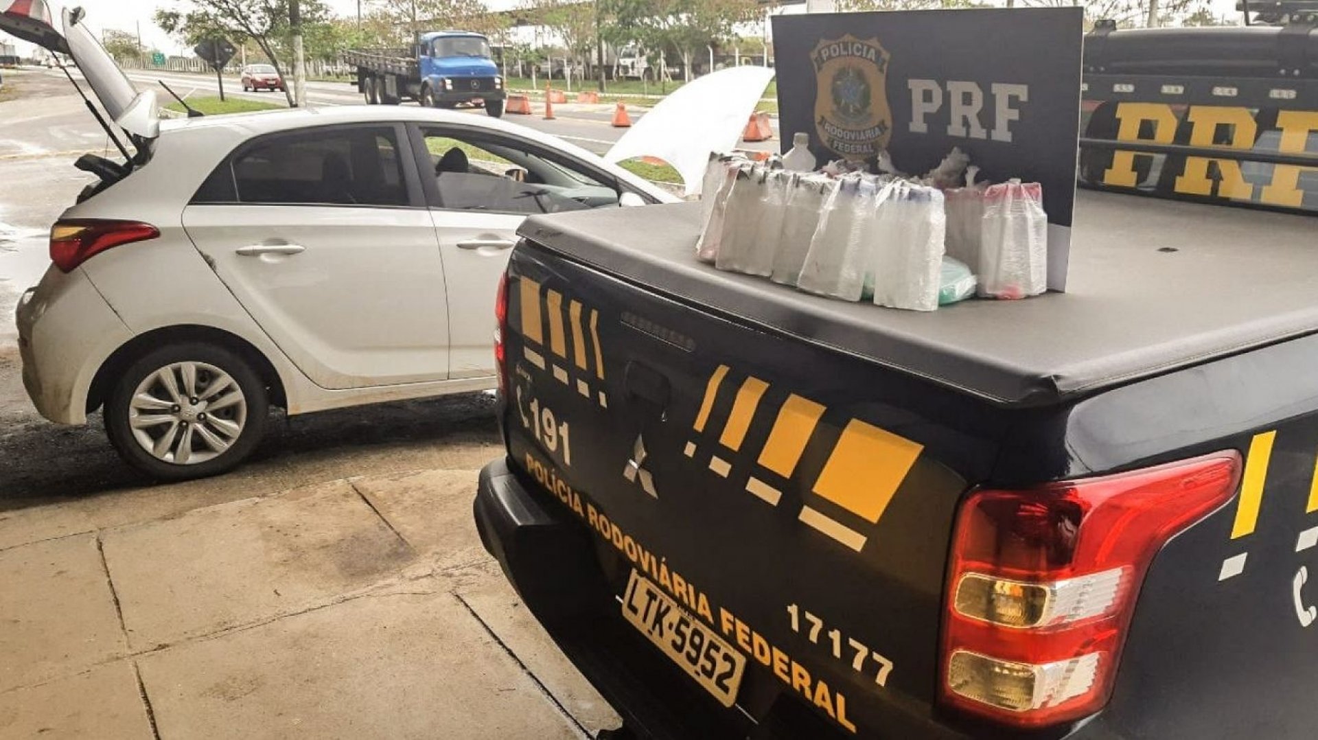 Policiais encontraram aproximadamente 177 frascos de 'cheirinho da lol&oacute;' e 48 frascos de g&aacute;s butano destilado, para serem usados na mistura 