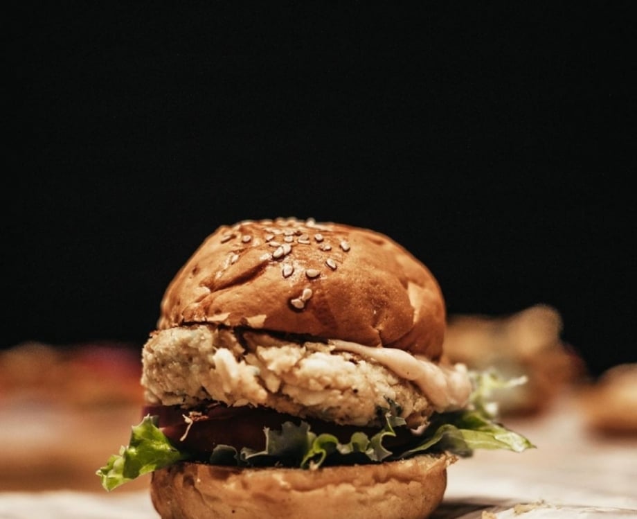 Uma das opções de hambúrguer artesanal da casa