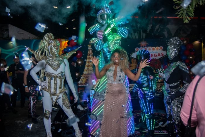 Carro importado, famosos e muita alegria! Confira tudo o que rolou na festa de Cariúcha