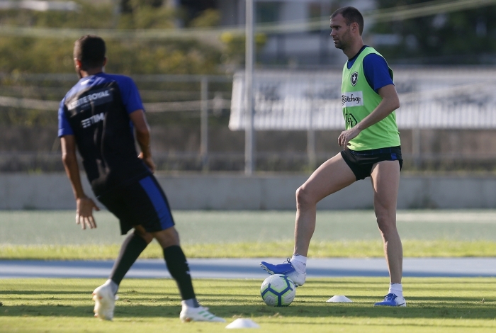 Zagueiro Joel Carli (D) treina e está quase pronto para voltar ao time