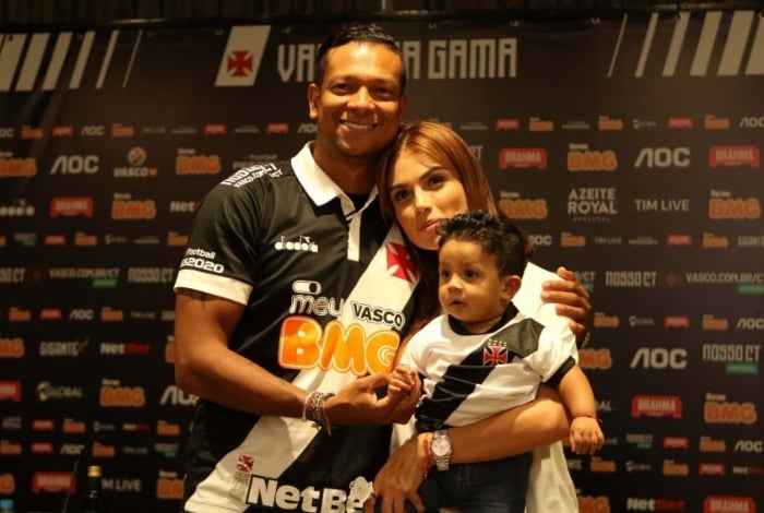 O volante Guarín posa com a esposa, Sara,  e o filho Jacobo na apresentação oficial: vontade e motivação