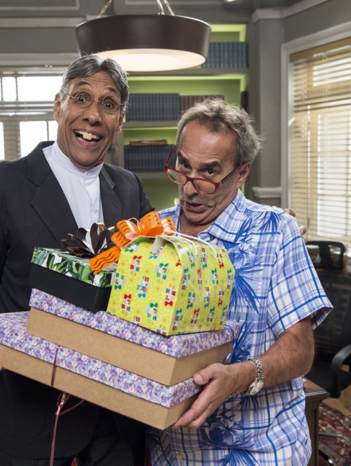 As duas gerações dos personagens Batista e Armando Volta se encontram na Escolinha do Professor Raimundo