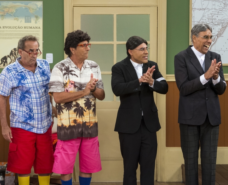 As duas gerações dos personagens Batista e Armando Volta se encontram na Escolinha do Professor Raimundo