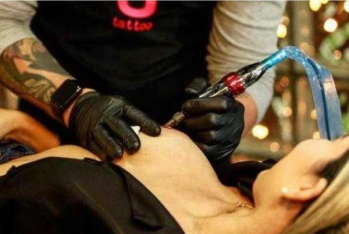 O tatuador Yurgan Barret e sua equipe redesenham aréolas de mulheres mastectomizadas 