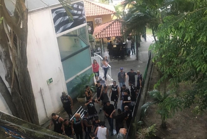 Torcedores foram à sede do Botafogo para protestar, mas não encontraram dirigentes do clube no local
