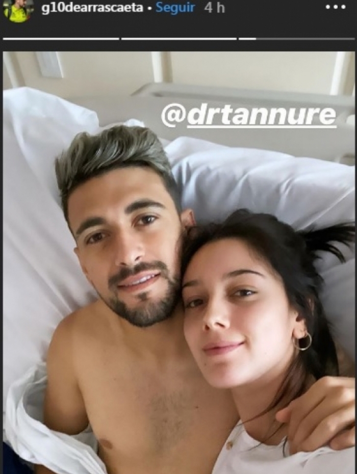 Arrascaeta e a esposa, Camila, fizeram selfie no hospital para tranquilizar a torcida rubro-negra