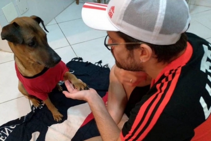 Danilo Mello com o seu cão de estimação 
