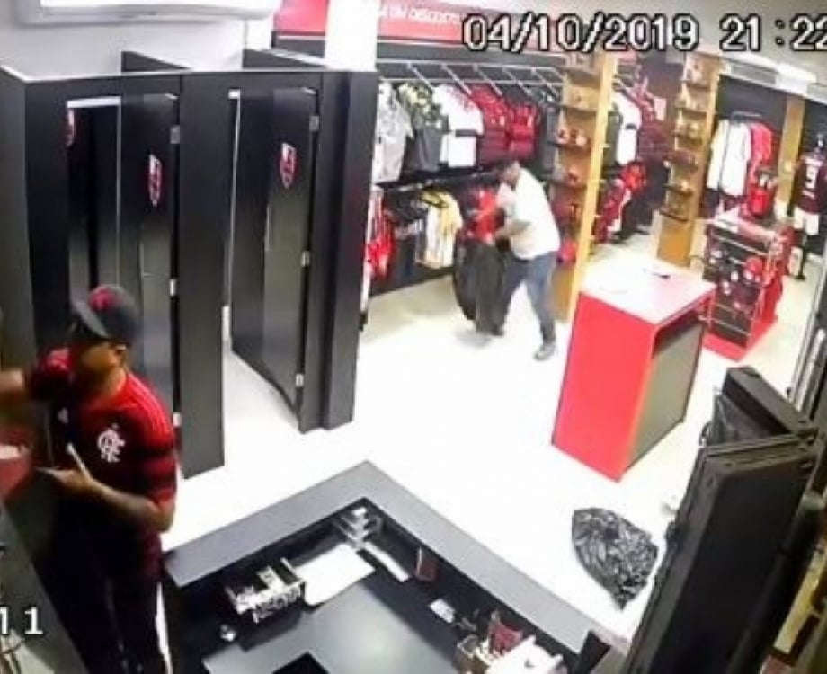 Criminosos invadiram e roubaram loja do Flamengo no Rio das Pedras