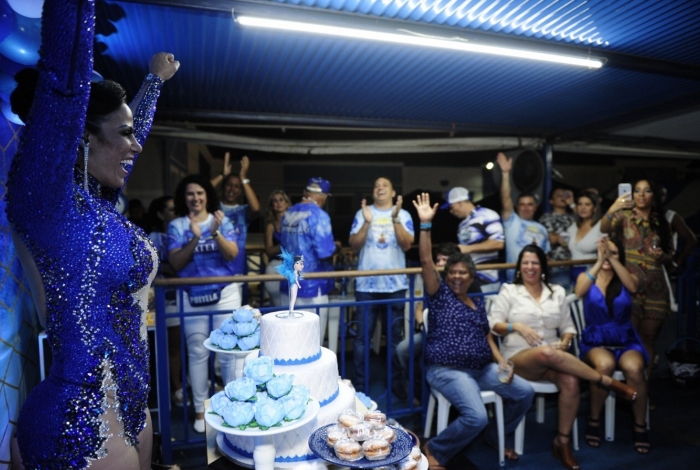 Musa da Portela comemora aniversário na quadra da escola e manda recado para o Meia Hora