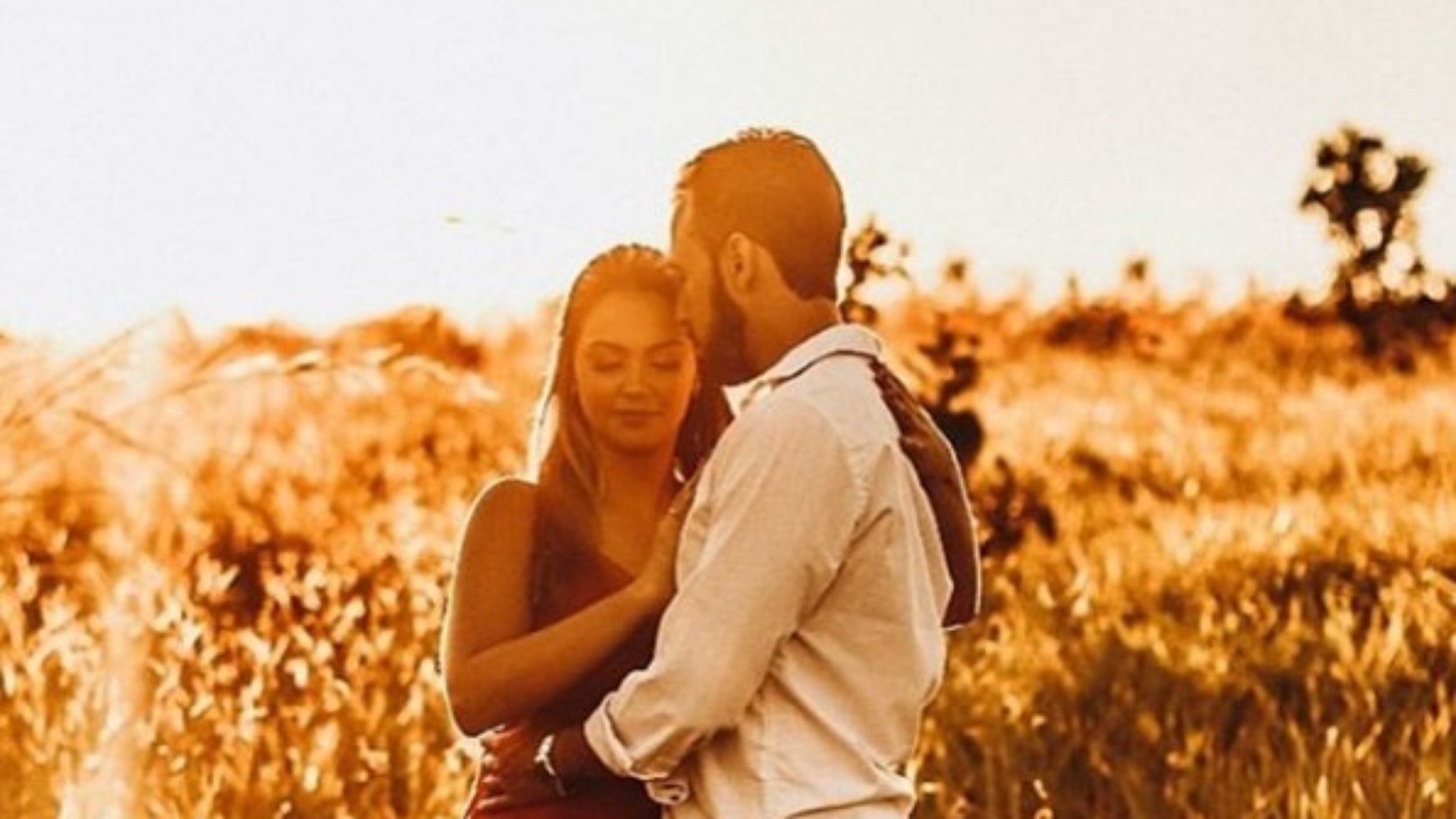 Casal espera dois anos para dar primeiro beijo no altar	