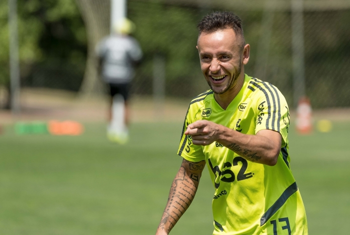 Rafinha em momento de descontração: segurança na lateral direita