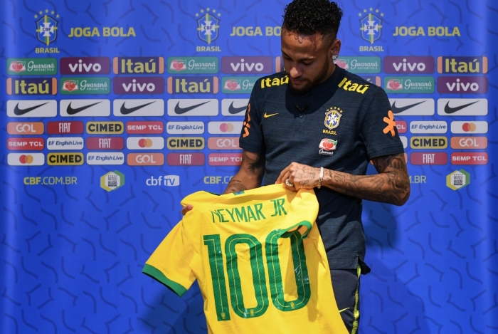 Neymar recebeu camisa especial
