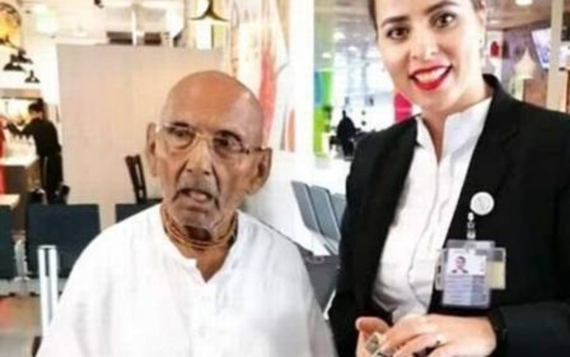 Monge indiano no aeroporto