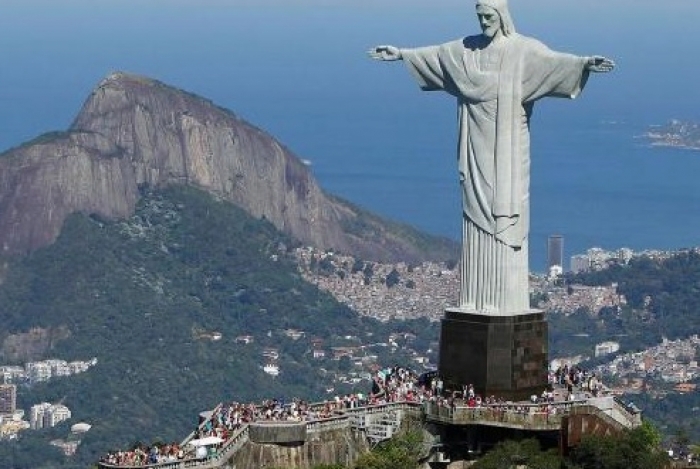 Governo da Suíça ilumina Cristo de vermelho para celebrar novo trem do Corcovado