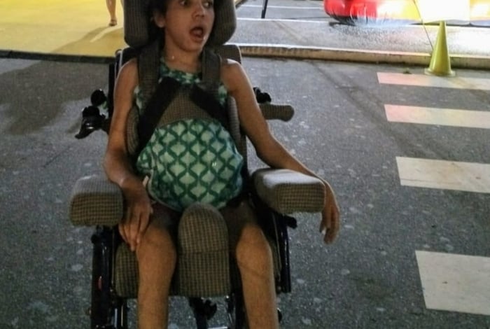 Cadeira de rodas de menina de 15 anos foi roubada de dentro de carro em Belo Horizonte
