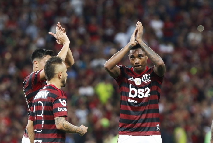 Vitinho celebra o seu gol, o segundo do Flamengo