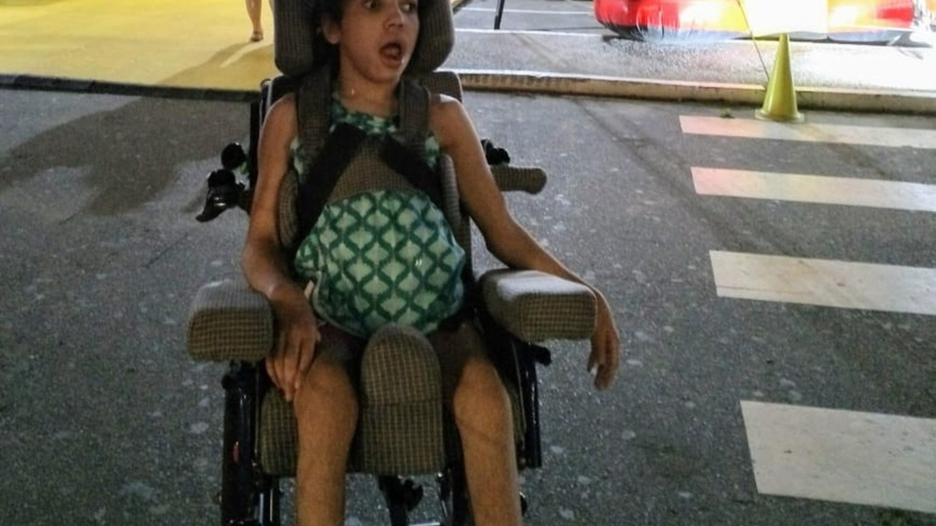 Cadeira de rodas de menina de 15 anos foi roubada de dentro de carro em Belo Horizonte
