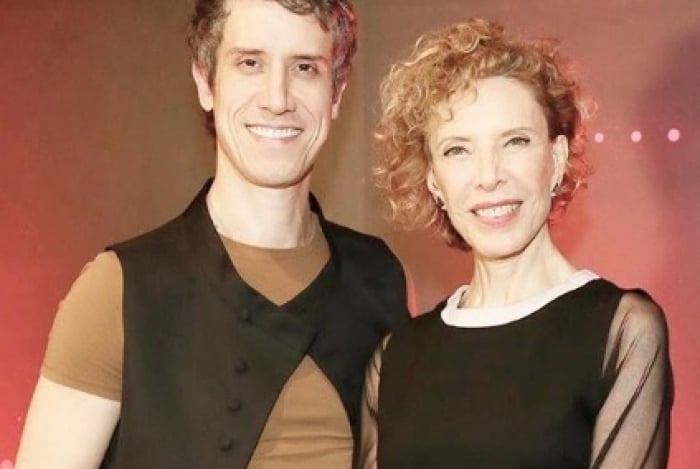 Theodoro Cochrane posta foto pelado e arranca elogios dos fãs