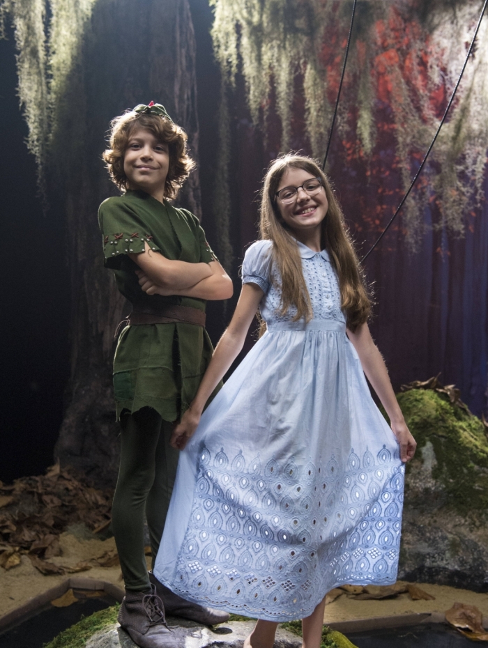 Peter (João Bravo) como Peter Pan e Sofia (Valentina Vieira) como Wendy, em cena de 'Bom Sucesso'