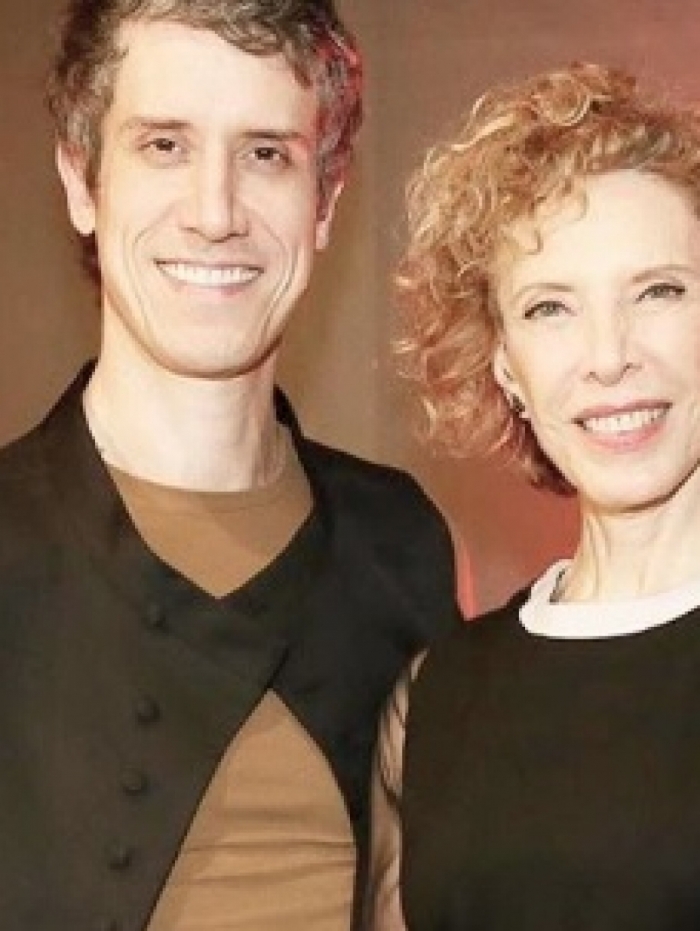 Theodoro Cochrane posta foto pelado e arranca elogios dos fãs