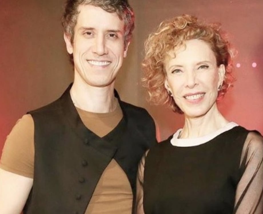 Theodoro Cochrane posta foto pelado e arranca elogios dos fãs