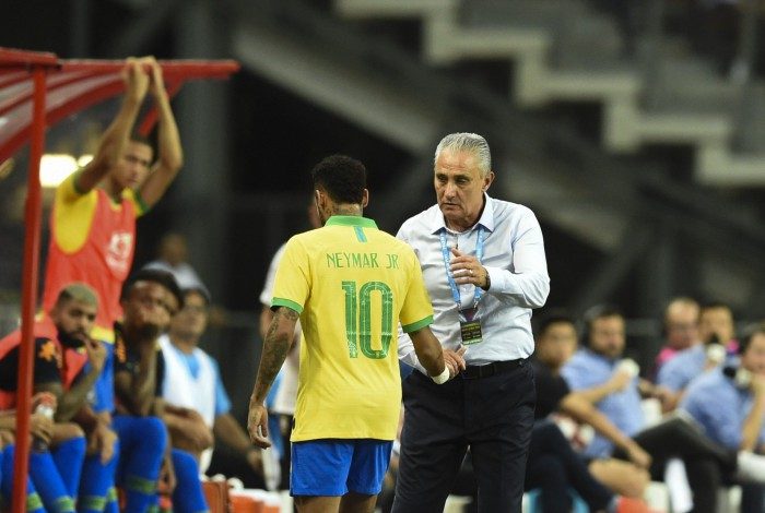 Neymar cumprimenta o técnico Tite