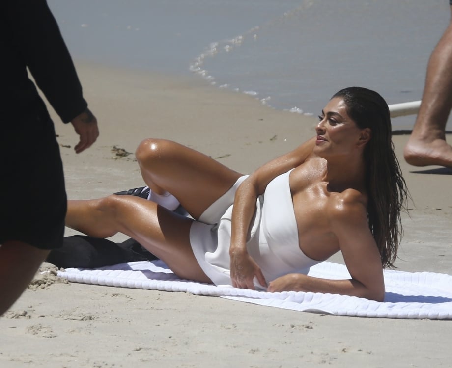 Juliana Paes faz ensaio na Praia do Abric&oacute;, no Rio de Janeiro