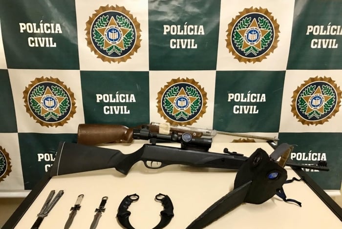 O material apreendido com o autor das ameaças