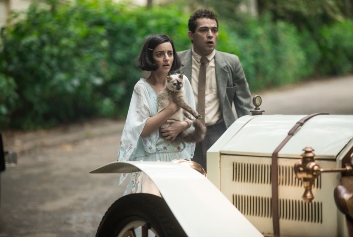 Justina (Julia Stockler) quase é atropelada quando tentar pegar seu gato e Zeca (Eduardo Sterblitch) a acode, em 'Éramos Seis'