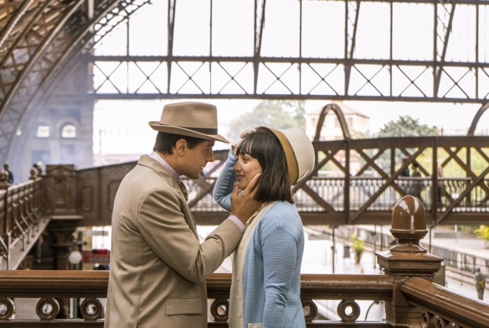 Almeida (Ricardo Pereira) vai ao encontro de Clotilde (Simone Spoladore) na estação de trem, em 'Éramos Seis'