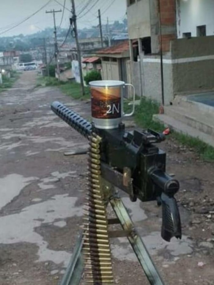 A metralhadora ficava posicionada no alto de um dos principais acessos à comunidade