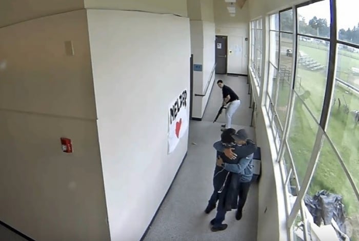 Professor abraça estudante que carregava arma depois de desarmá-lo

