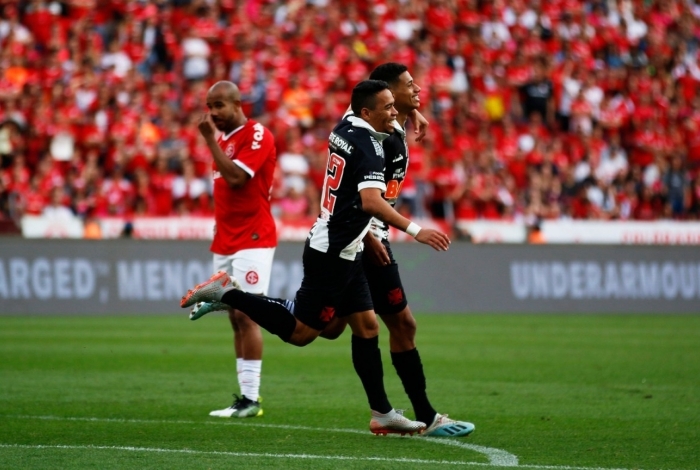 Abraçado por Pikachu (23), Marrony festeja o seu gol no Beira-Rio