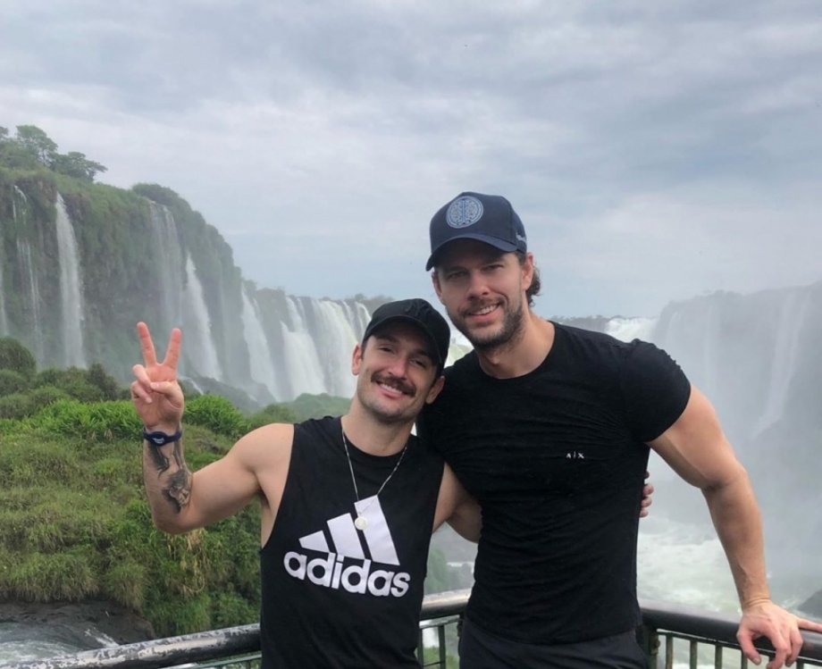 Diego Hypólito divulga momento raro ao lado do namorado e se declara