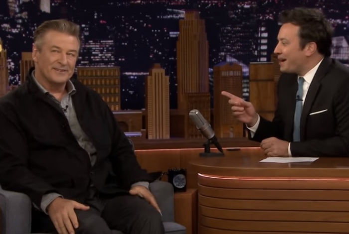 Alec Baldwin abaixa as calÃ§as ao vivo no programa de Jimmy Fallon