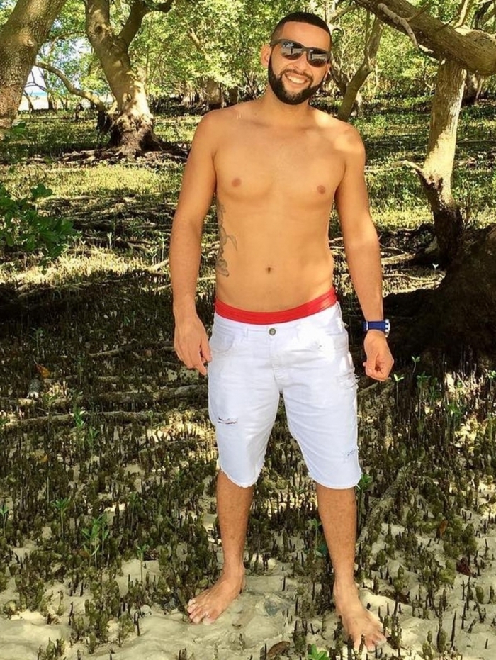 Marcelo Macedo, de 33 anos, foi agredido e baleado ap&oacute;s beijar namorado em bar