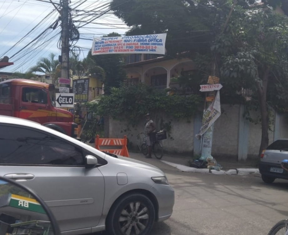 Após matéria do DIA, criminosos retiraram faixas com oferta de serviço