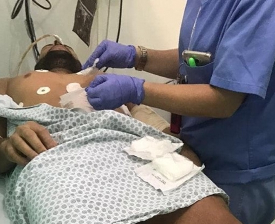 Marcelo Macedo, de 33 anos, foi agredido e baleado ap&oacute;s beijar namorado em bar