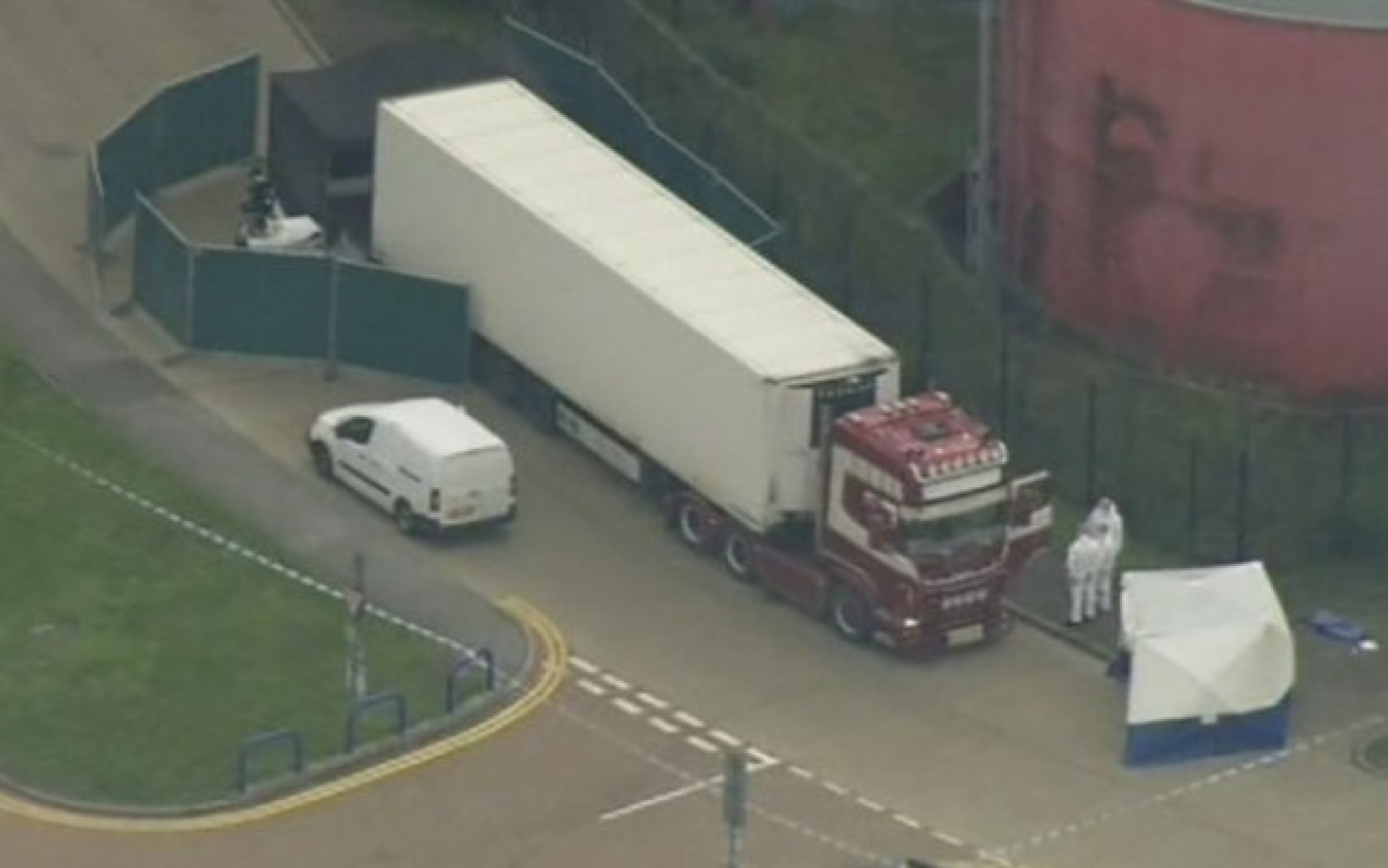 Corpos foram encontrados na parte de trás do veículo
