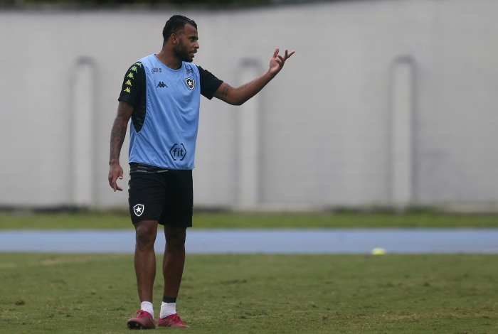 O volante Alex Santana treina sem restrições e pode reaparecer no Botafogo diante do Grêmio